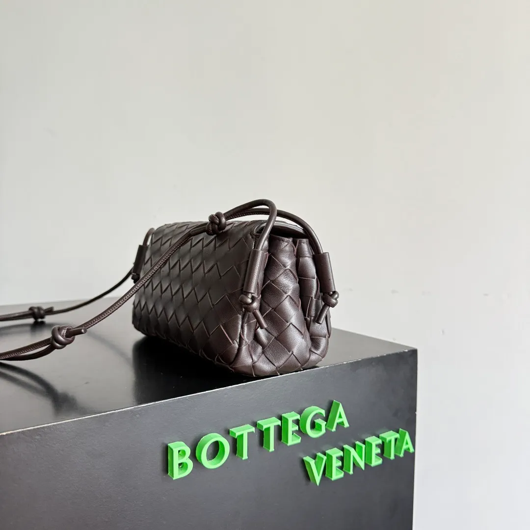 Batch 1680 Bottega Veneta’s new early spring products are here◍˃ᵕ˂◍ This super cute little bag captures my heart every time. This kind of simple little bag that can be carried on the back at any time is so convenient. The surprise of this Notturno clutch lies in the three independent spaces inside. Babies with a lot of belongings must be able to empathize with the tiredness of searching for items for a long time every time. This divided area design simply captures my heart. Style number: 843893 Size: 21*11*9cm Color: black brown